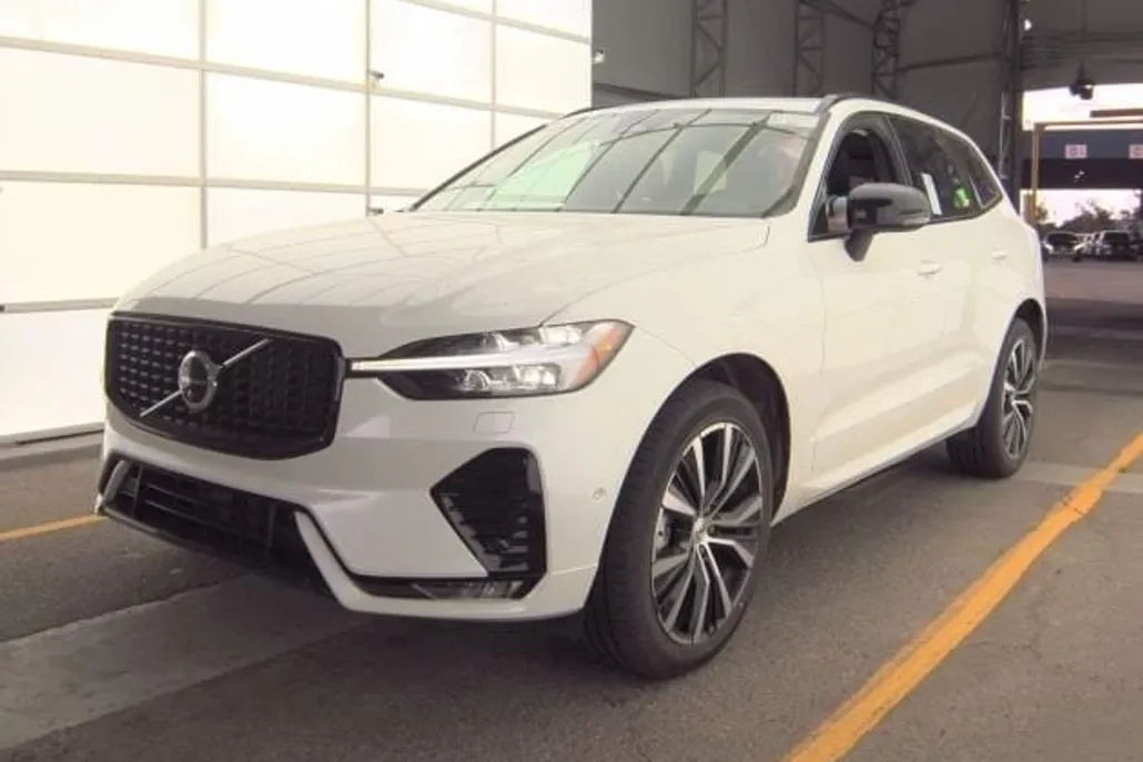 2025 Volvo XC60 B5 Plus photo 1