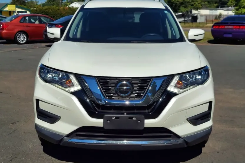 2018 Nissan Rogue SV photo 1
