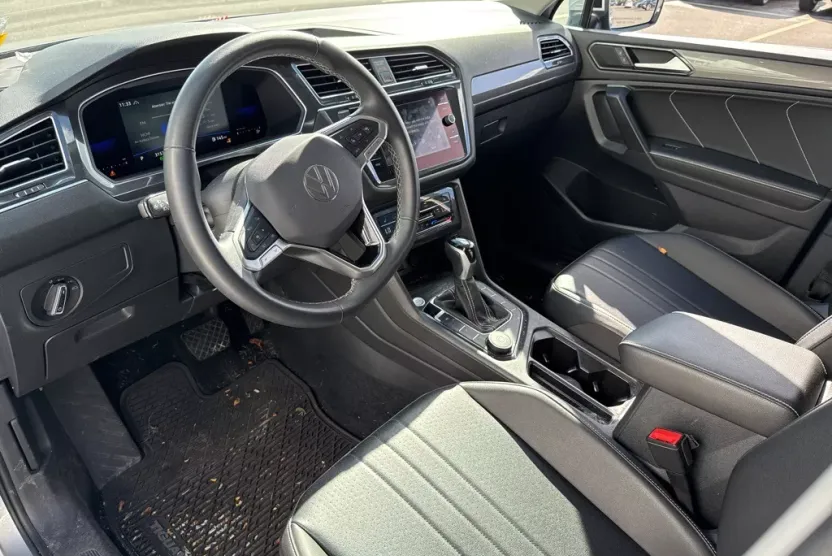 2022 Volkswagen Tiguan SE photo 1