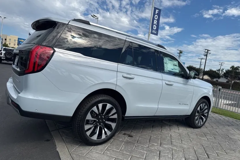 2025 Ford Expedition Platinum photo 1