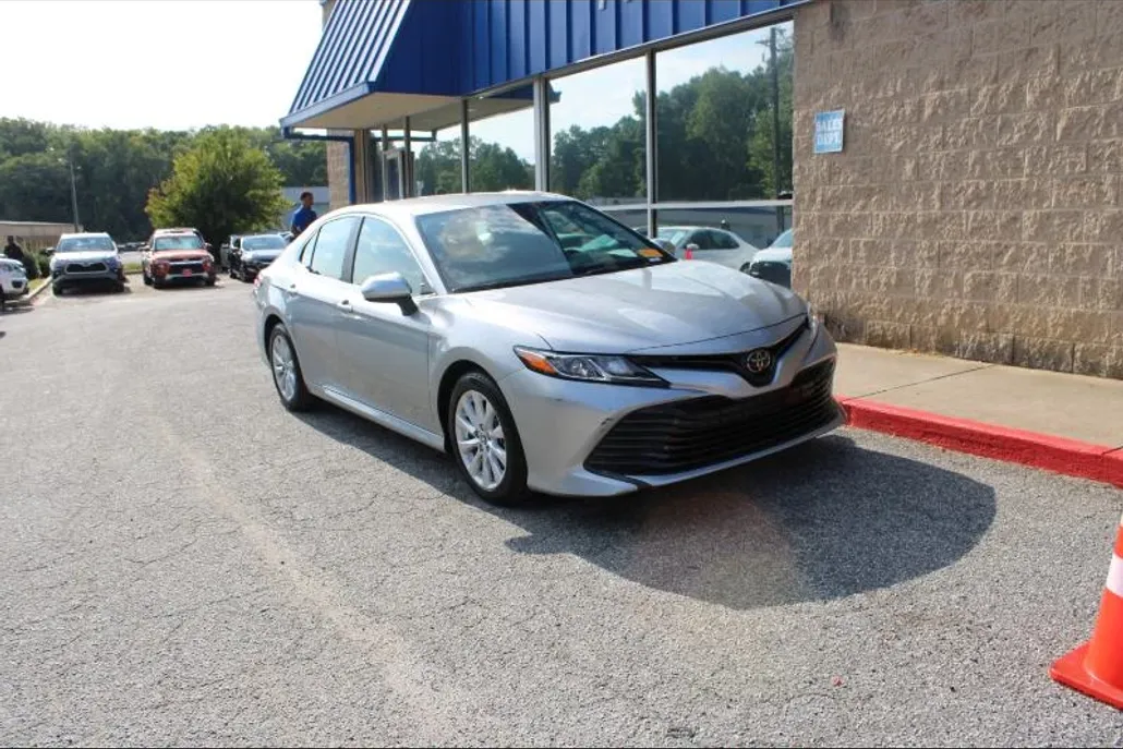 2019 Toyota Camry XLE photo 1