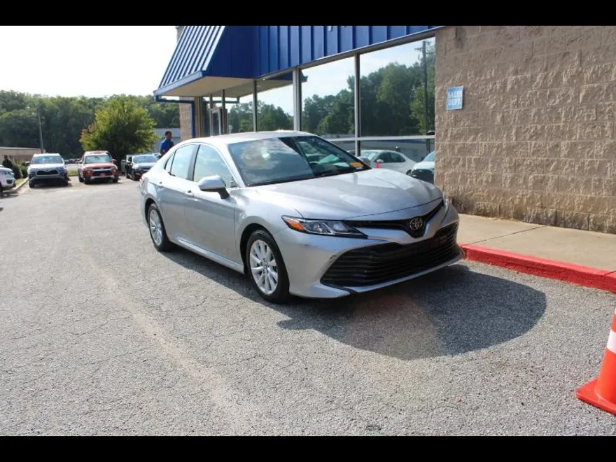 2019 Toyota Camry XLE photo 1