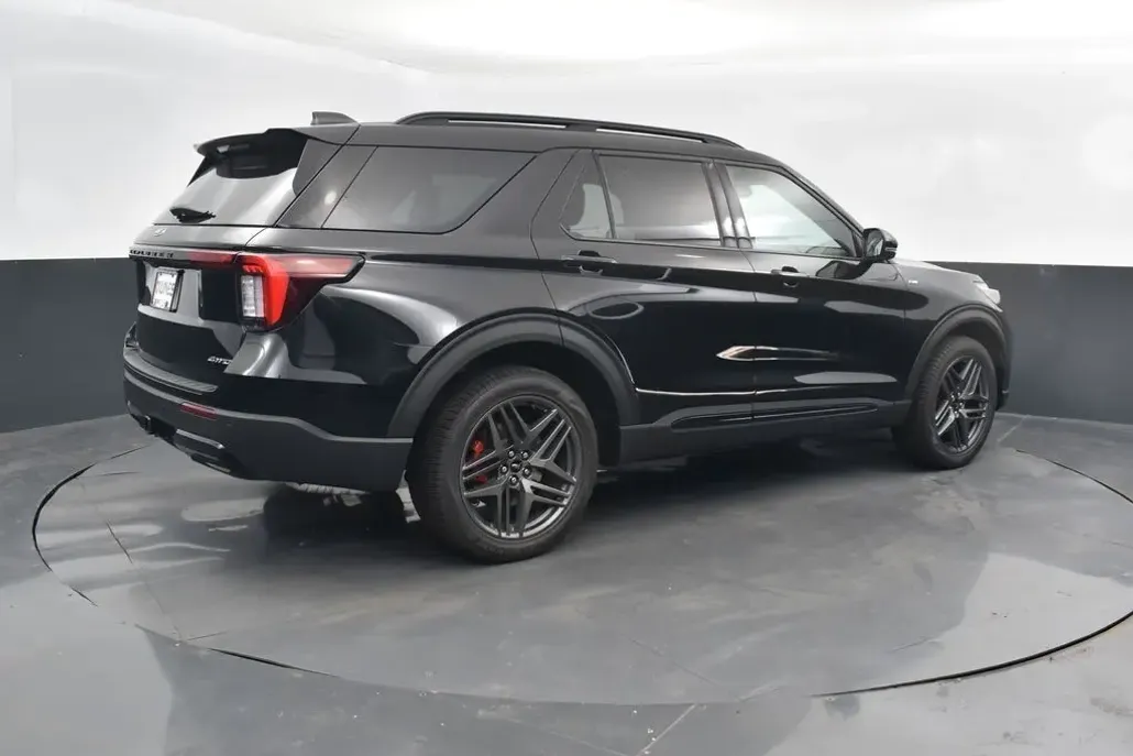 2025 Ford Explorer ST-Line photo 1