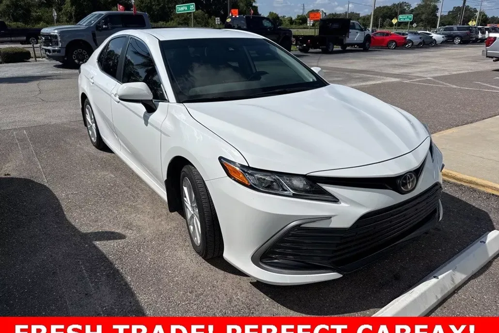 2023 Toyota Camry LE photo 1