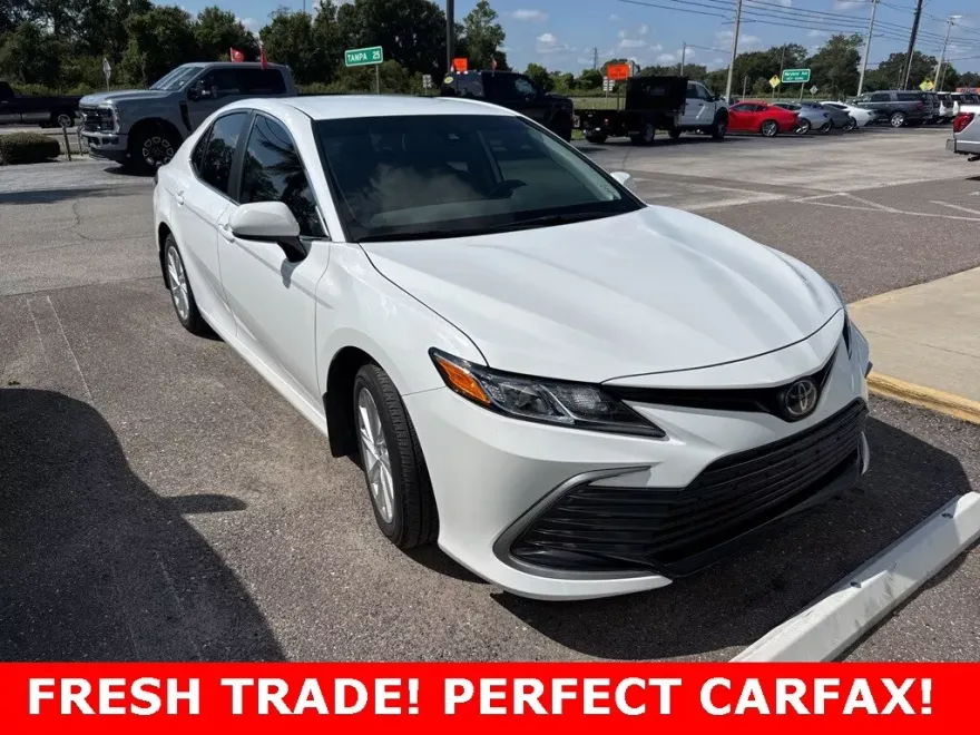 2023 Toyota Camry LE photo 1