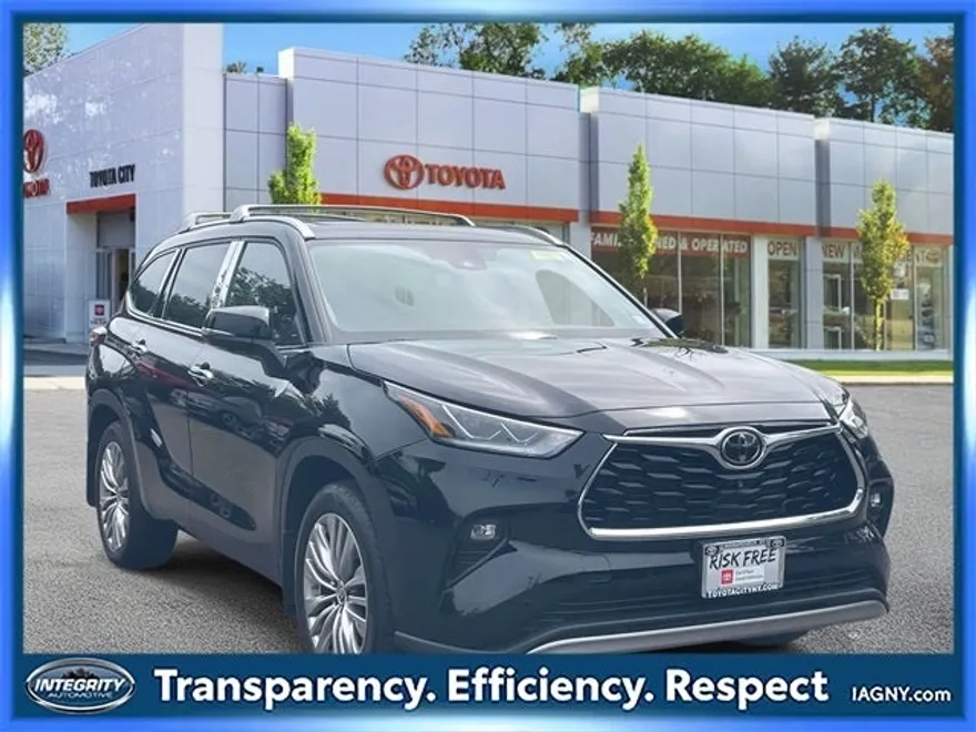 2023 Toyota Highlander Platinum photo 1
