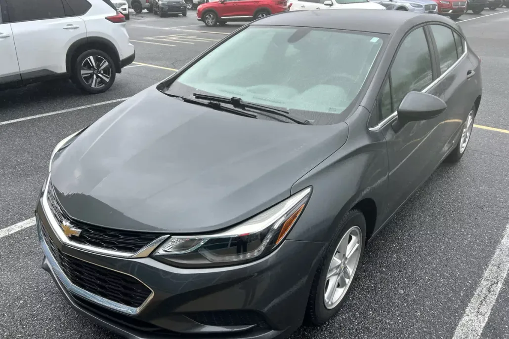 2017 Chevrolet Cruze LT photo 1