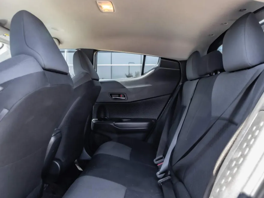 2021 Toyota C-HR LE photo 1