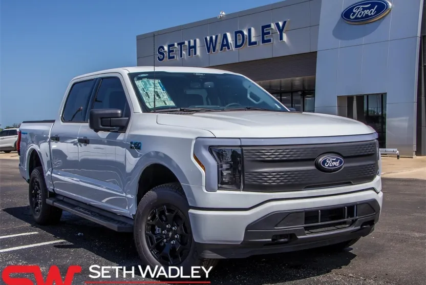2025 Ford F-150 Lightning XLT photo 1