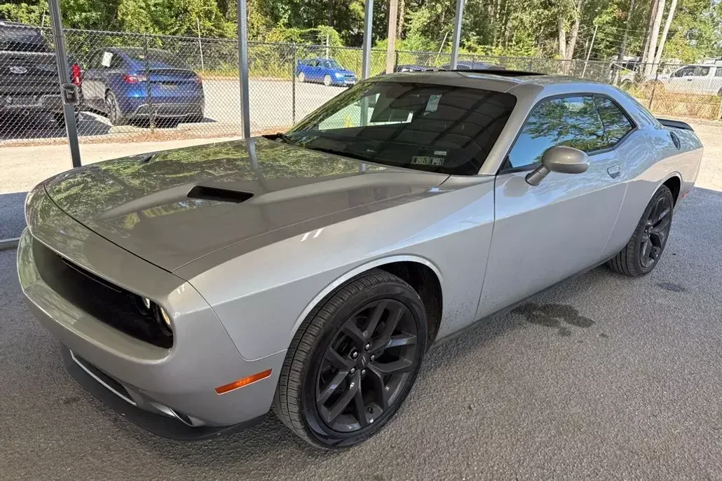 2022 Dodge Challenger SXT photo 1