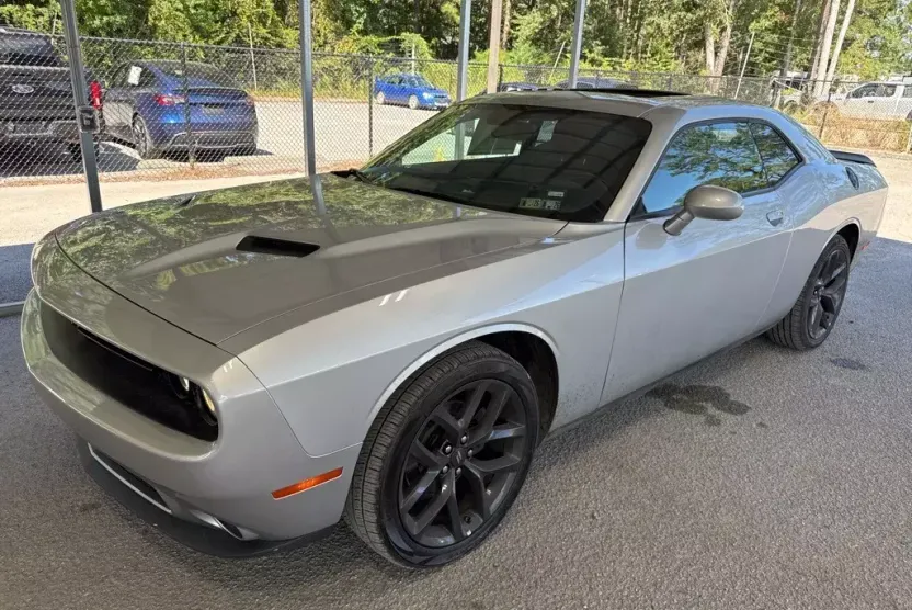 2022 Dodge Challenger SXT photo 1