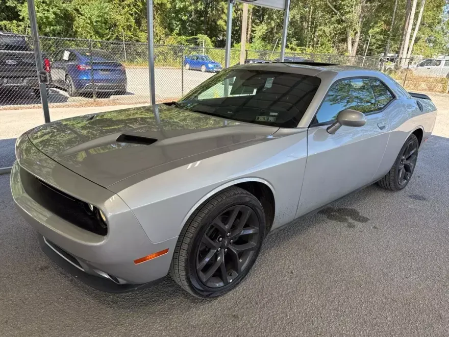 2022 Dodge Challenger SXT photo 1