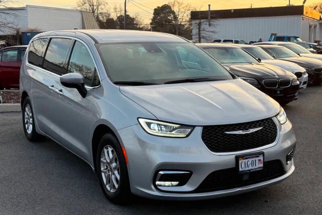 2023 Chrysler Pacifica Touring L photo 1
