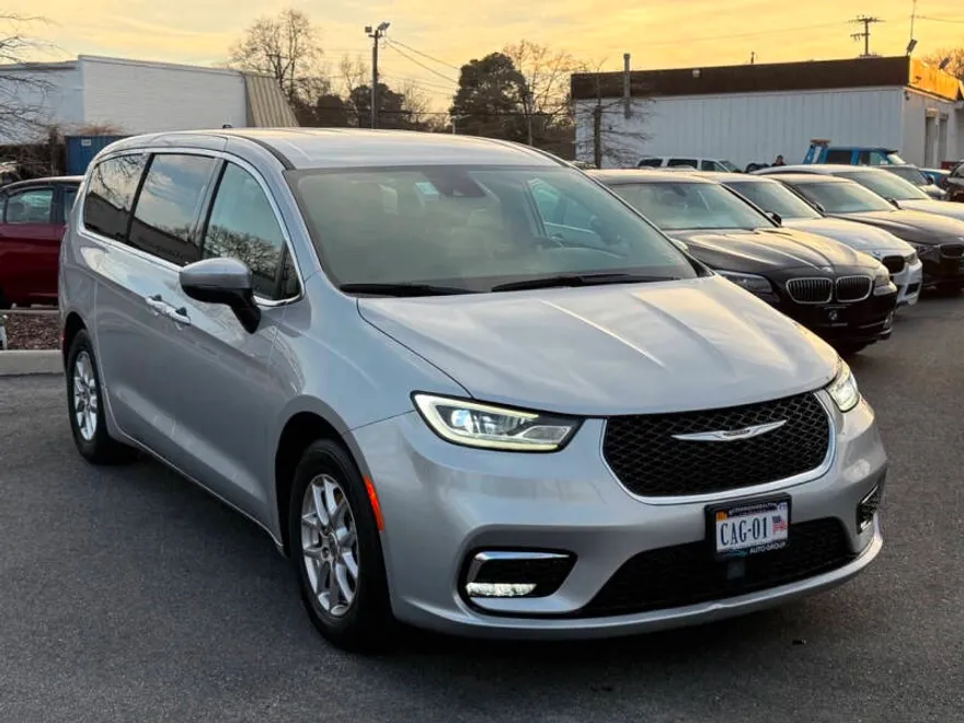2023 Chrysler Pacifica Touring L photo 1