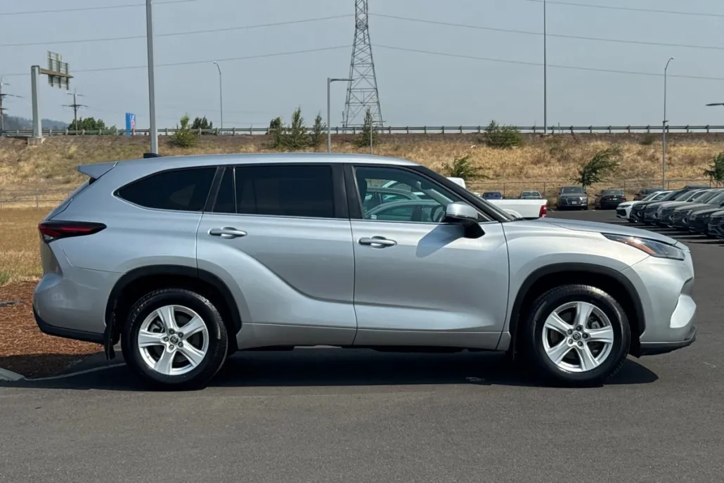 2024 Toyota Highlander LE photo 1
