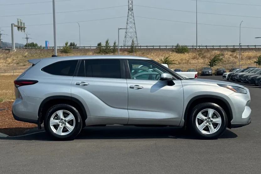 2024 Toyota Highlander LE photo 1
