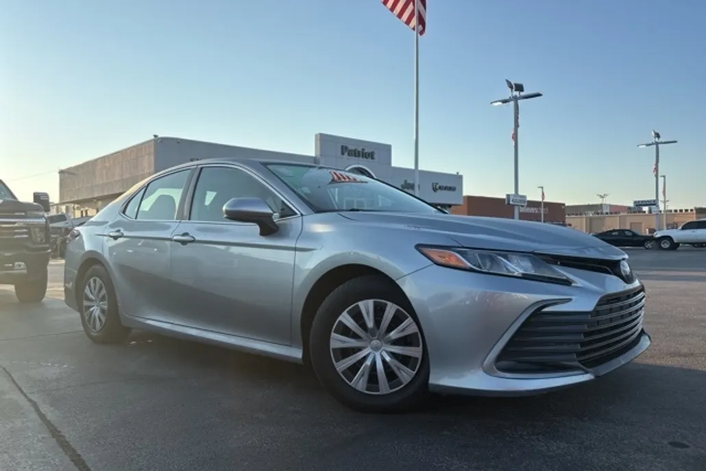 2022 Toyota Camry Hybrid LE photo 1