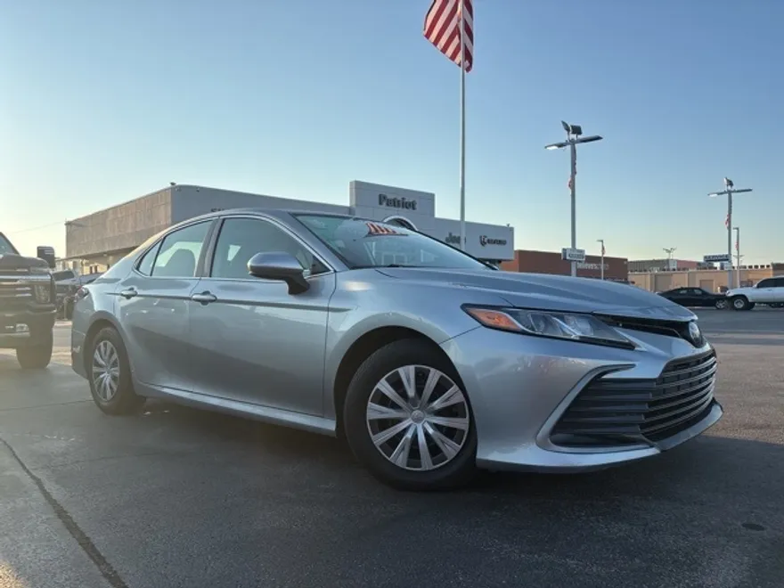 2022 Toyota Camry Hybrid LE photo 1