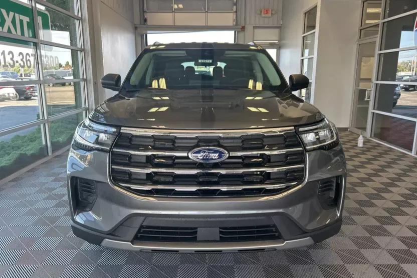 2025 Ford Explorer photo 1