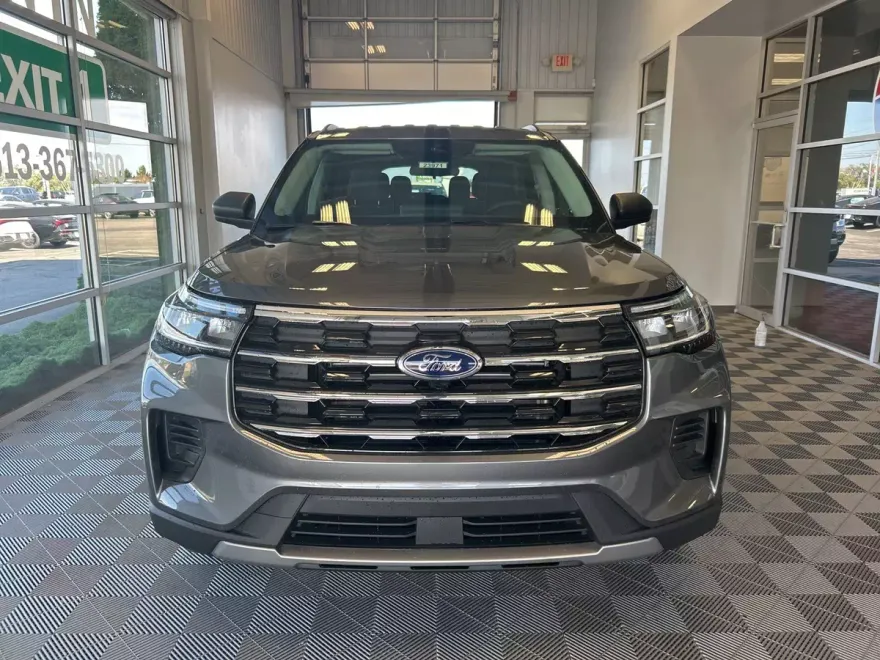 2025 Ford Explorer photo 1