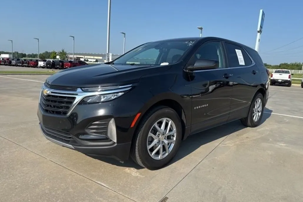 2023 Chevrolet Equinox LT photo 1