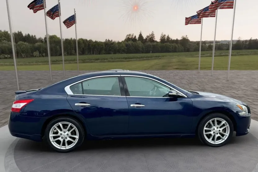 2010 Nissan Maxima SV photo 1