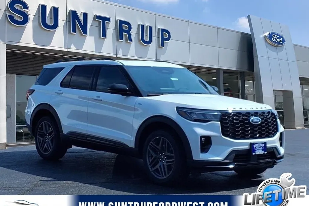 2025 Ford Explorer ST-Line photo 1