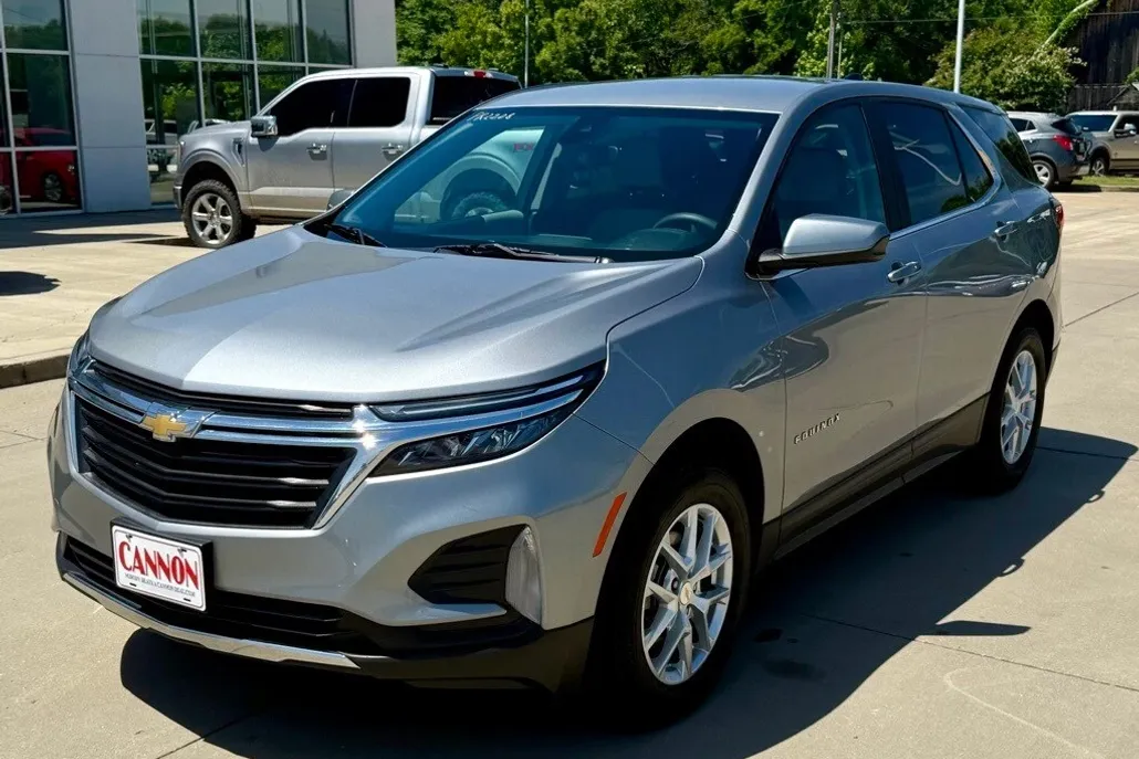 2023 Chevrolet Equinox LT photo 1