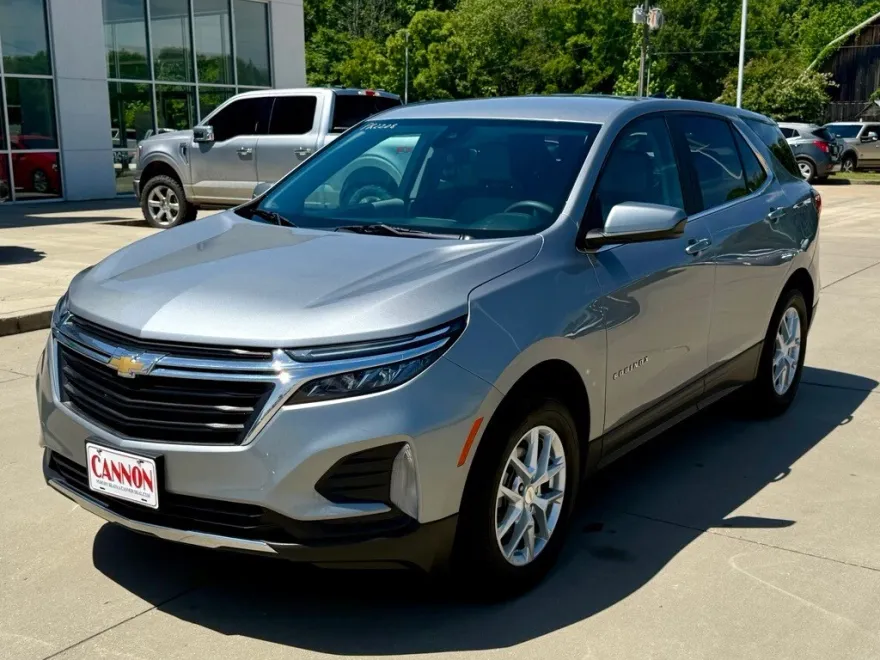 2023 Chevrolet Equinox LT photo 1