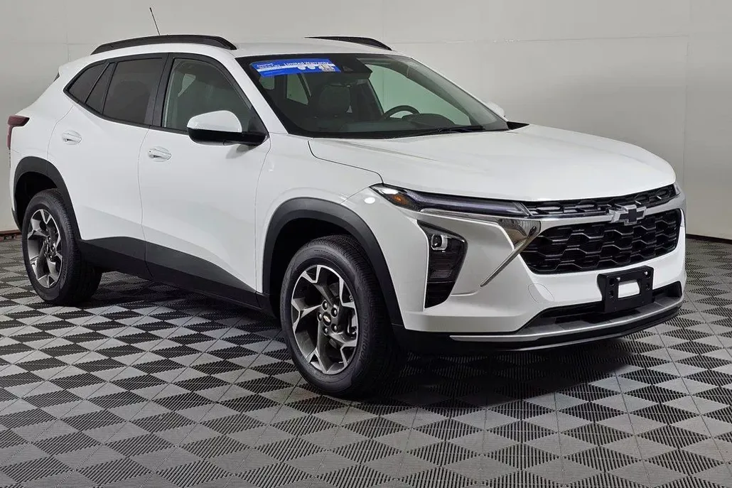 2025 Chevrolet Trax LT photo 1