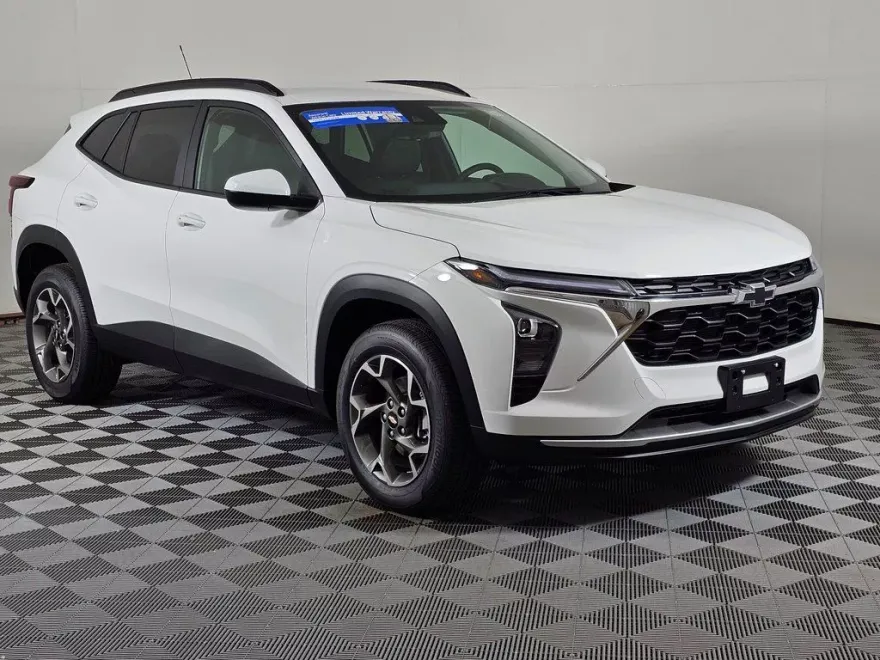 2025 Chevrolet Trax LT photo 1