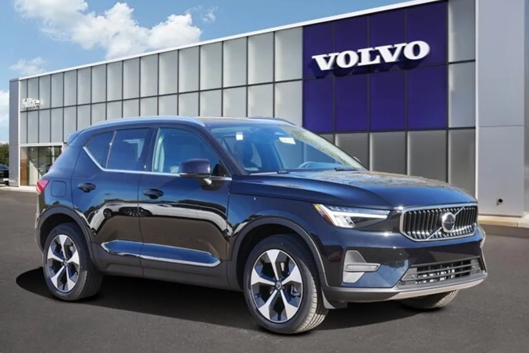 2025 Volvo XC40 Core photo 1