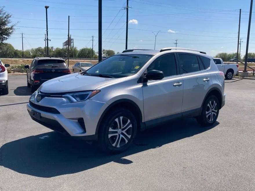 2018 Toyota RAV4 LE photo 1
