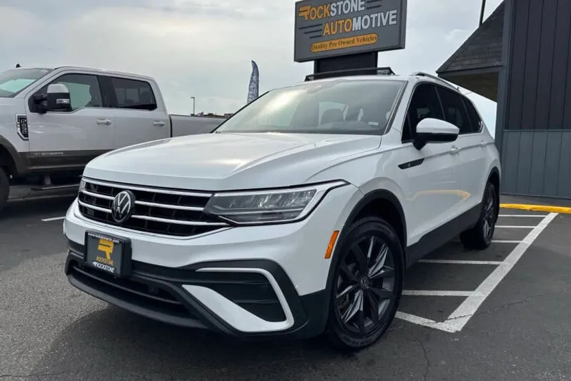 2023 Volkswagen Tiguan SE photo 1