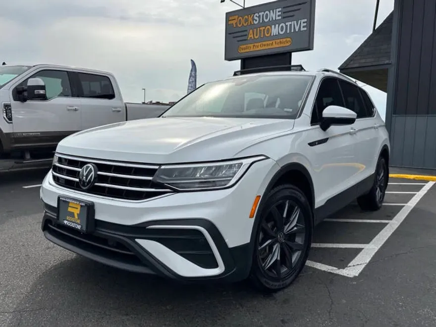 2023 Volkswagen Tiguan SE photo 1