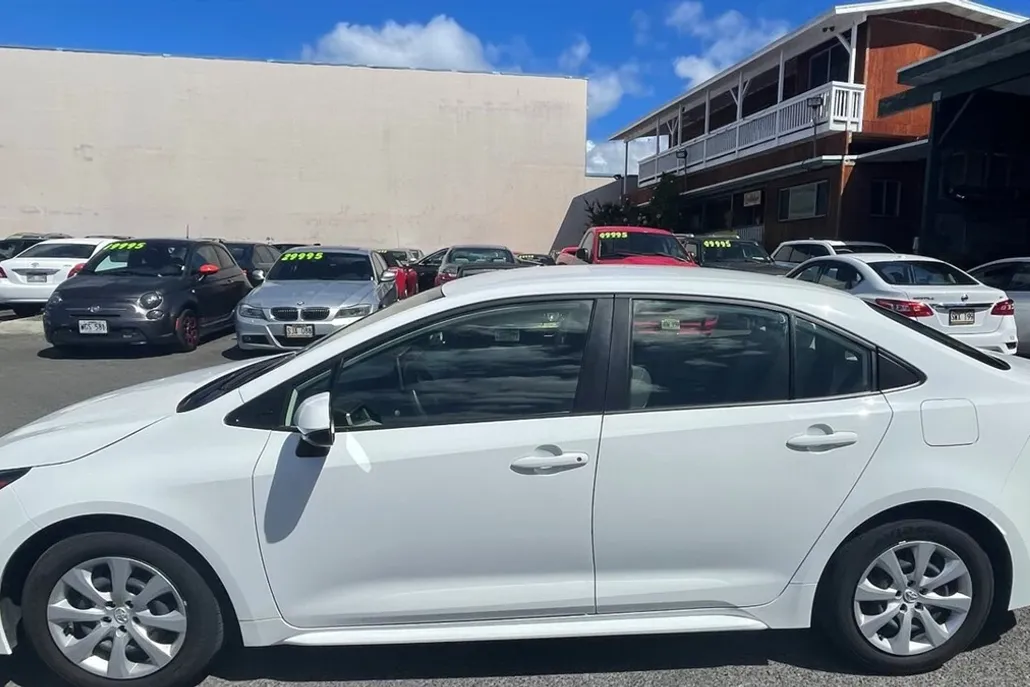 2021 Toyota Corolla LE photo 1