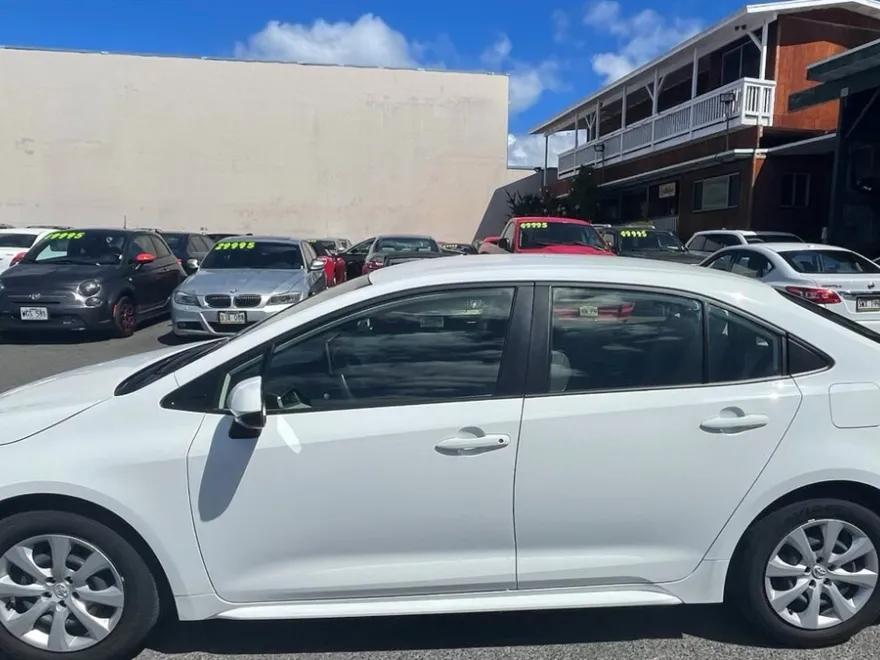 2021 Toyota Corolla LE photo 1