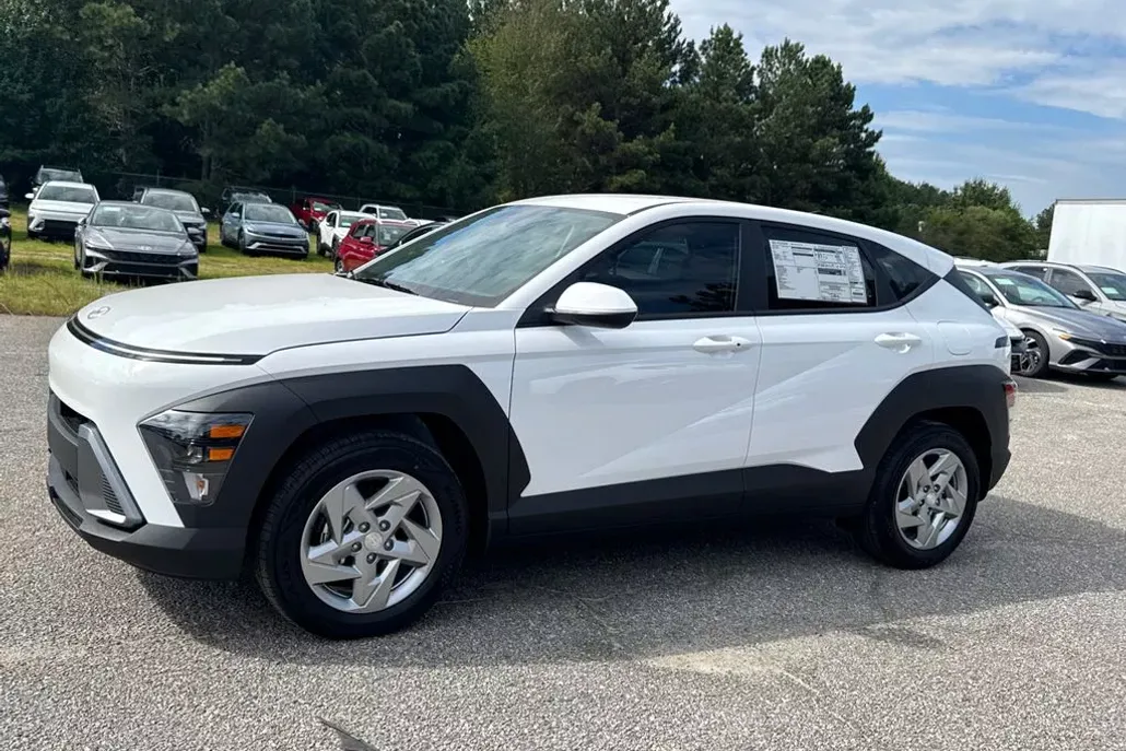2026 Hyundai Kona SE photo 1