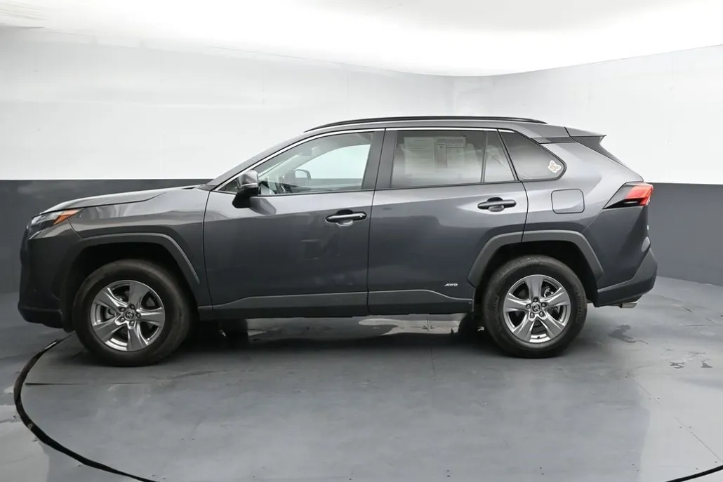 2024 Toyota RAV4 Hybrid XLE photo 1