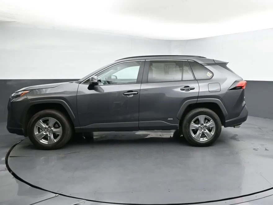 2024 Toyota RAV4 Hybrid XLE photo 1