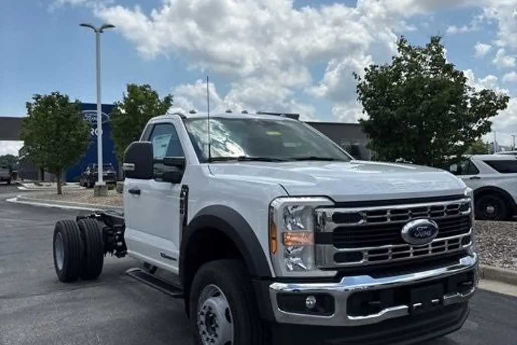 2025 Ford F-600 photo 1