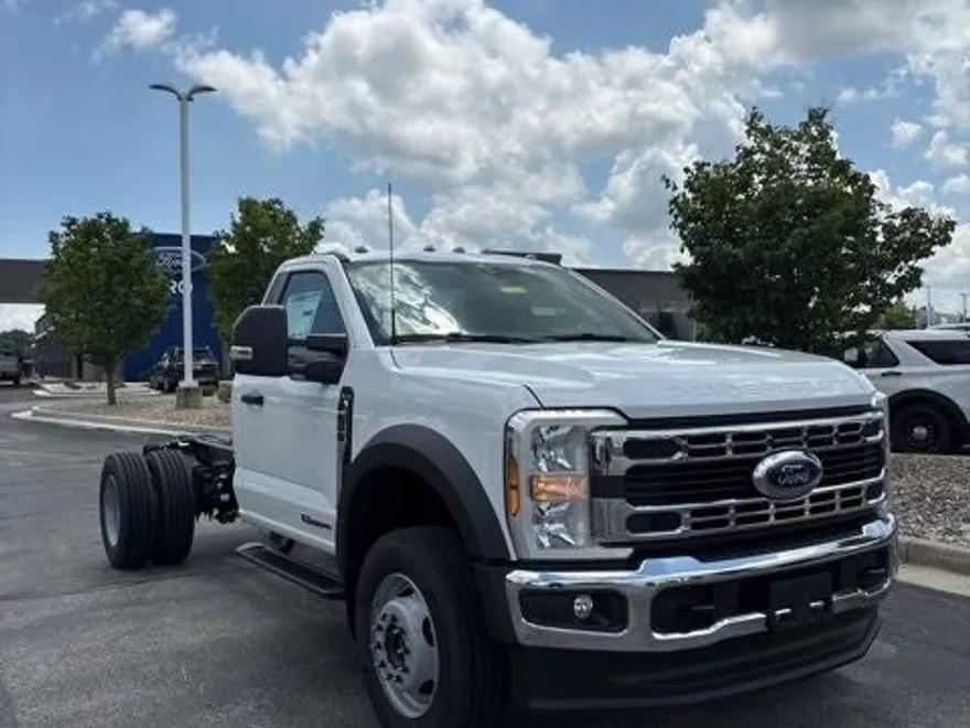 2025 Ford F-600 photo 1