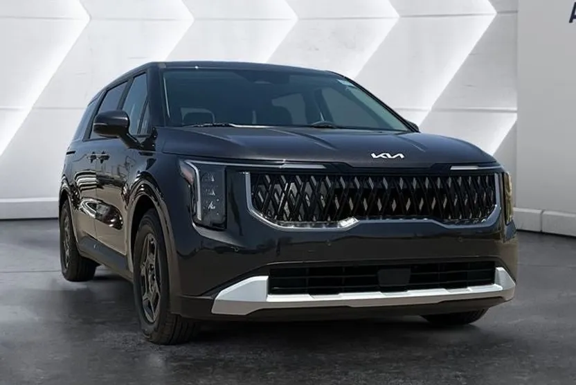 2025 Kia Carnival LXS photo 1