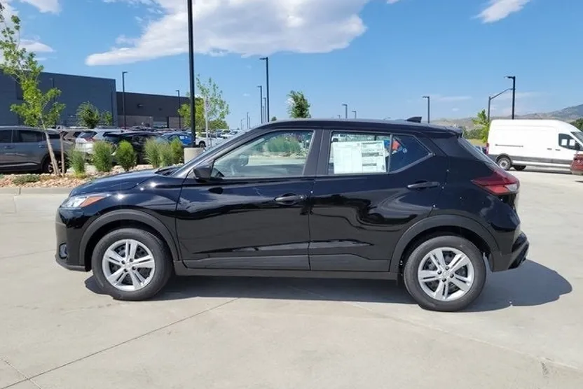 2025 Nissan Kicks Play S photo 1