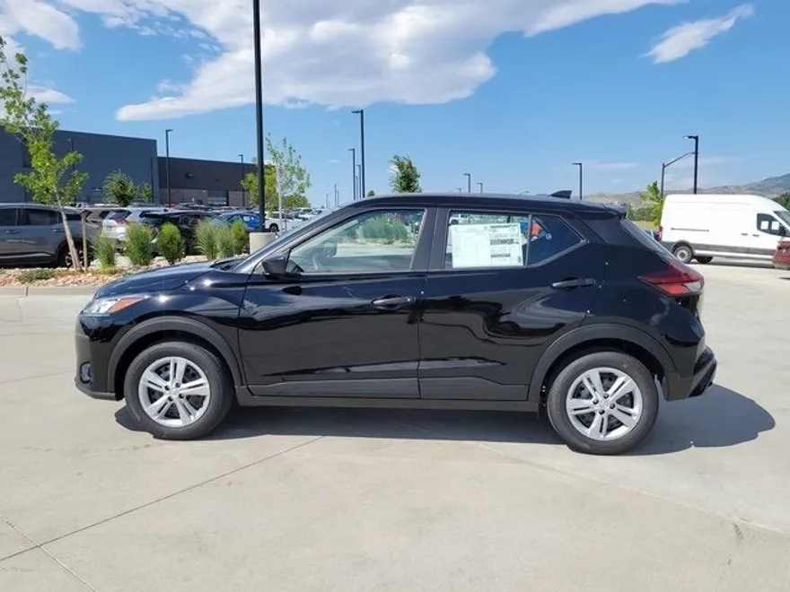 2025 Nissan Kicks Play S photo 1
