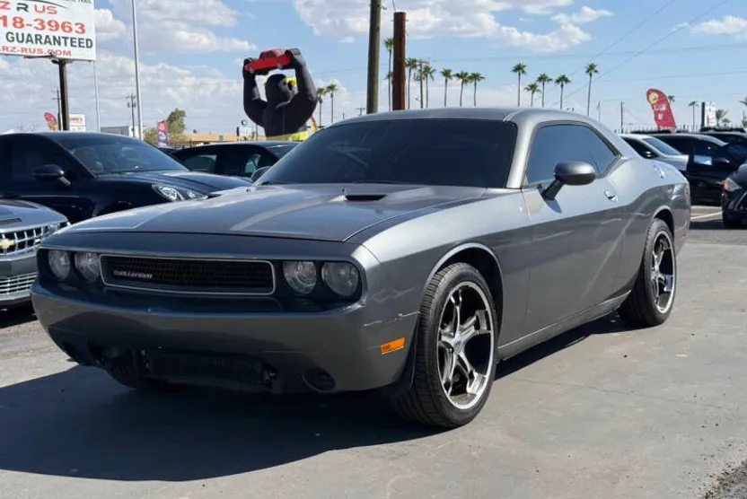 2012 Dodge Challenger SXT photo 1
