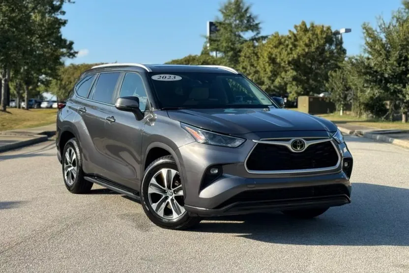 2023 Toyota Highlander XLE photo 1