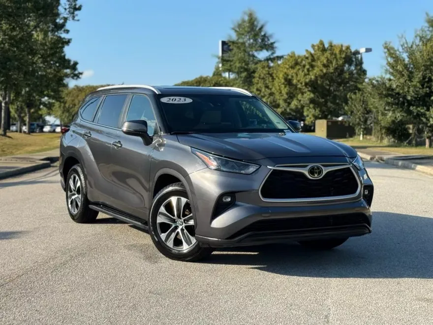 2023 Toyota Highlander XLE photo 1