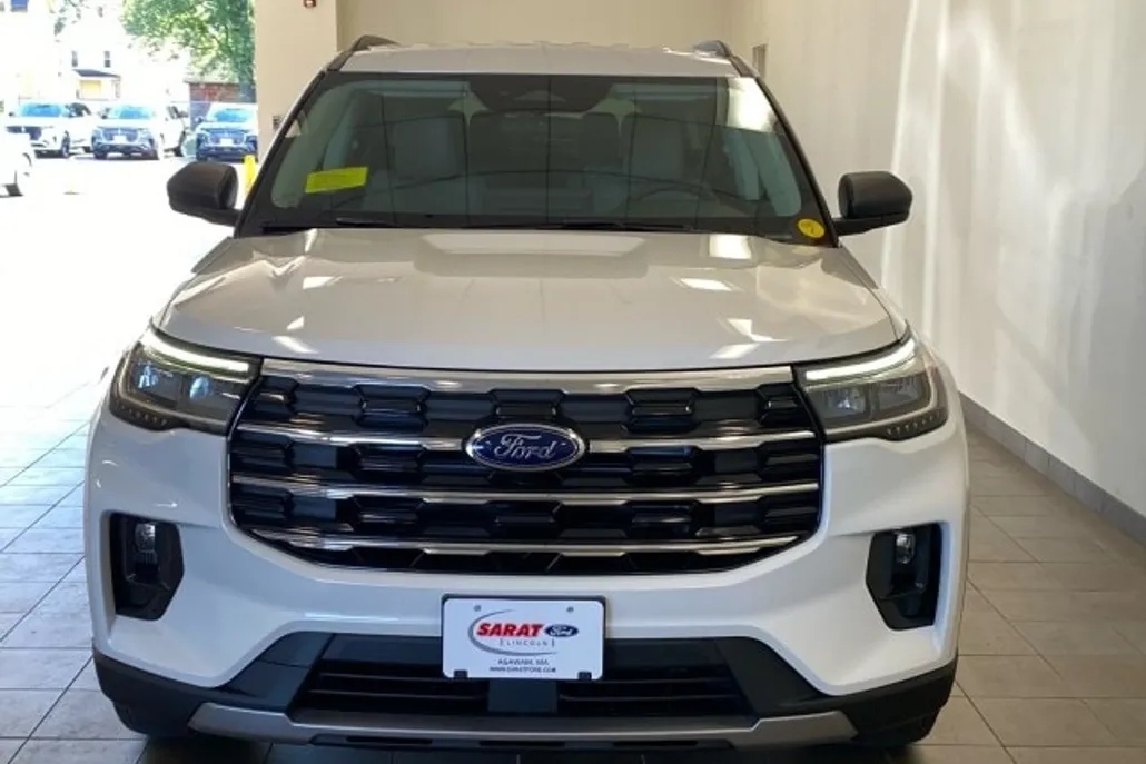 2025 Ford Explorer photo 1