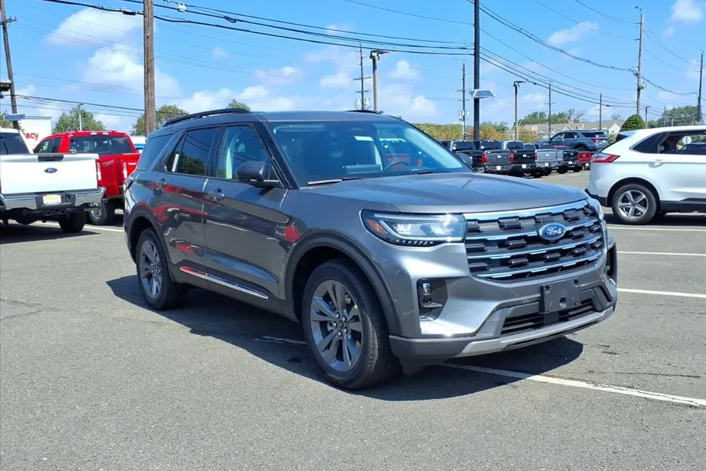 2025 Ford Explorer photo 1
